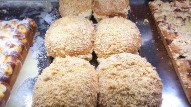 Brezilya 'da bir pastane vitrininde birkaç Streuselkuchen. Brezilya 'da buna geleneksel Cuca denir..