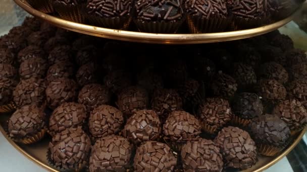Tower Nahaufnahme Mit Mehreren Brigadiers Traditionelle Brasilianische Süßigkeit Mit Kondensmilch — Stockvideo