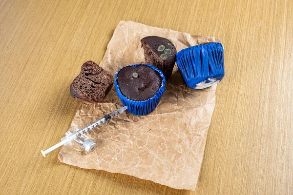 Seringa Injetando Insulina Bolinho Chocolate Mofado — Fotografia de Stock
