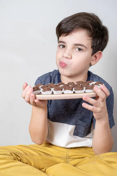 Criança Anos Segurando Uma Bandeja Com Várias Bolas Chocolate Brasileiras — Fotografia de Stock