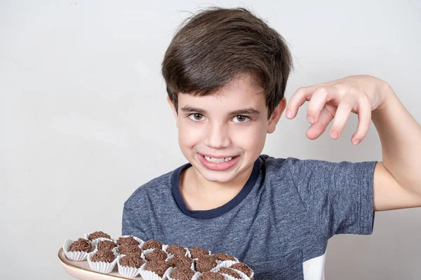 Gammal Håller Bricka Med Flera Brasilianska Fudge Bollar Redo Att — Stockfoto