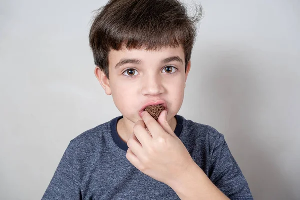 Jähriges Kind Isst Einen Brasilianischen Fudge Ball Und Blickt Die — Stockfoto