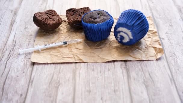 Ampolla Insulina Rodando Golpeando Una Jeringa Muffins Mohosos — Vídeos de Stock