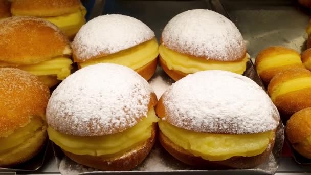 Mehrere Brasilianische Sahne Donuts Einer Brasilianischen Bäckereivitrine — Stockvideo