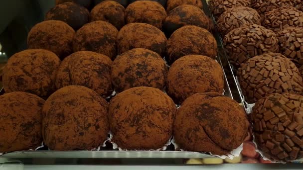 Varias Trufas Chocolate Cubiertas Con Cacao Polvo Escaparate Panadería Brasileña — Vídeos de Stock