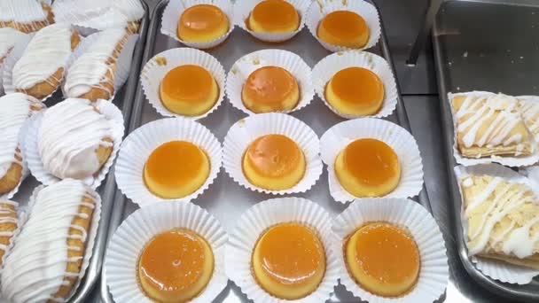 Small Condensed Milk Puddings Brazilian Bakery Showcase Traditional Candy — Αρχείο Βίντεο