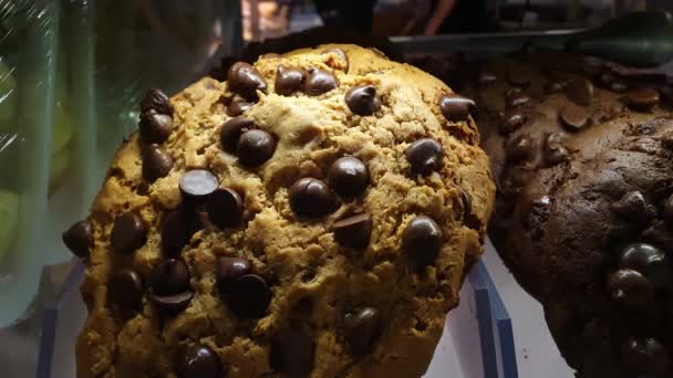 Closeup Oatmeal Cookie Chocolate Chips Brazilian Bakery Showcase — Videoclip de stoc