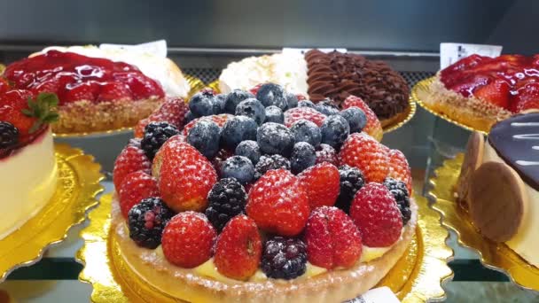 Cream Pie Guava Jelly Topped Strawberries Blackberry Blueberry Sprinkled Sugar — Vídeo de stock