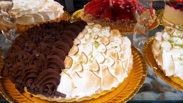 Half Chocolate Half Lemon Cream Pie Bakery Showcase — Vídeo de Stock