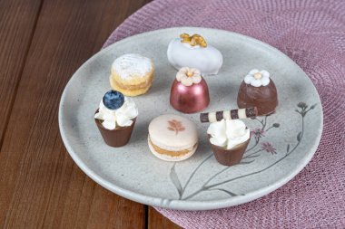 Sophisticated sweets for Brazilian weddings. Macarons, truffles and small chocolate cups.