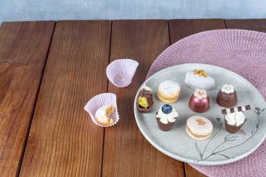 Sophisticated sweets for Brazilian weddings. Truffles, small cups of chocolate and macarons.