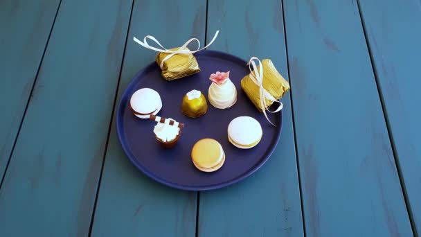 Man Picking Macaron Next Other Fancy Sweets Weddings_Top View — Vídeos de Stock