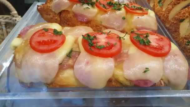 Closeup Small Baguette Topped Ham Melted Cheese Smoking Tomato Bakery — Vídeo de Stock
