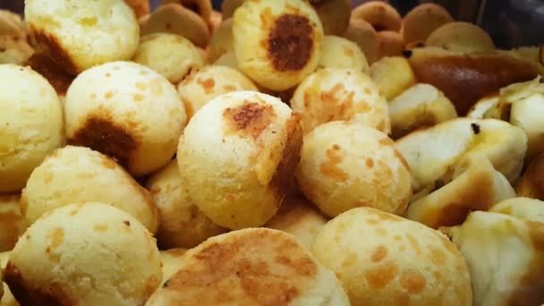 Closeup Brazilian Cheese Puffs Smoking Showcase Brazilian Bakery — Stockvideo