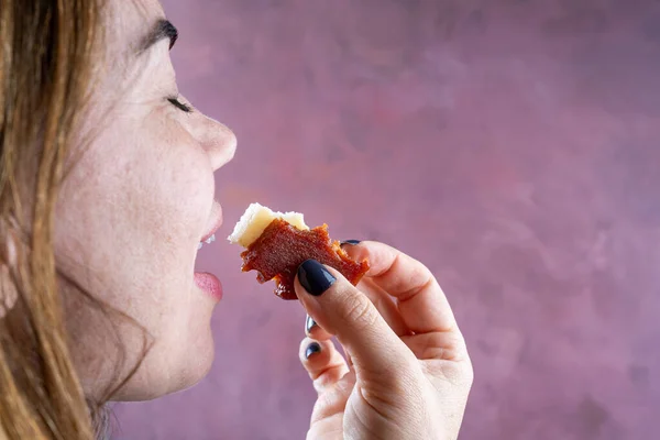 Γυναίκα Πρόκειται Δαγκώσει Φέτες Από Guava Γλυκό Και Τυρί — Φωτογραφία Αρχείου