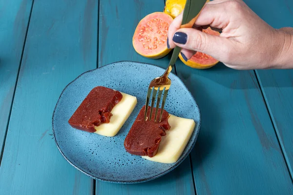 Femme Attrapée Avec Une Fourchette Dorée Tranches Goyave Sucrée Fromage — Photo