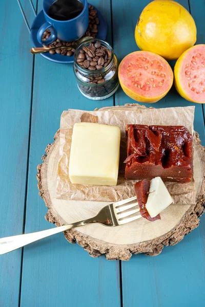 Tenedor Con Trozos Guayaba Dulce Con Queso Sobre Una Tabla — Foto de Stock