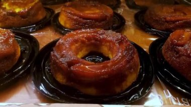 Brezilya 'daki bir pastanede birkaç muzlu kek. Geleneksel Brezilya pastası..