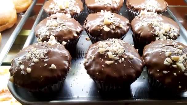 Chokladmuffins Med Hasselnötsgrädde Toppad Med Hackade Hasselnötter — Stockvideo