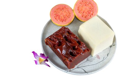 Çiçek _ beyaz arkaplanın yanındaki bir bar biçiminde guava tatlı ve kaymak peyniri.