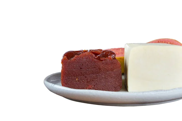 Detailní Záběr Kvajávového Sladkého Tvarohového Sýra Formě Tyčinky Bílého Pozadí — Stock fotografie
