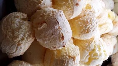 Brezilya 'daki bir fırın vitrininde sigara içen birkaç Brezilya peynirli ekmek. _ dikey.