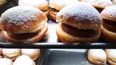 Brezilya donutu ve dulce de leche dolgusu Brezilya fırınının vitrininde sergileniyor..