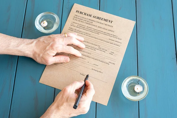 Mumların yanında dolmakalem imzalayan adamın elleri..