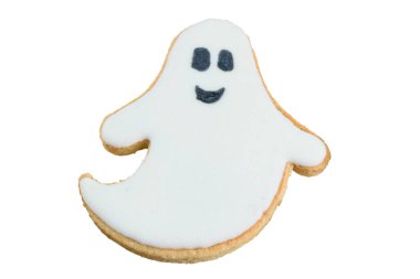 Gülümseyen hayalet şeklinde tereyağlı kurabiye (beyaz arkaplan).