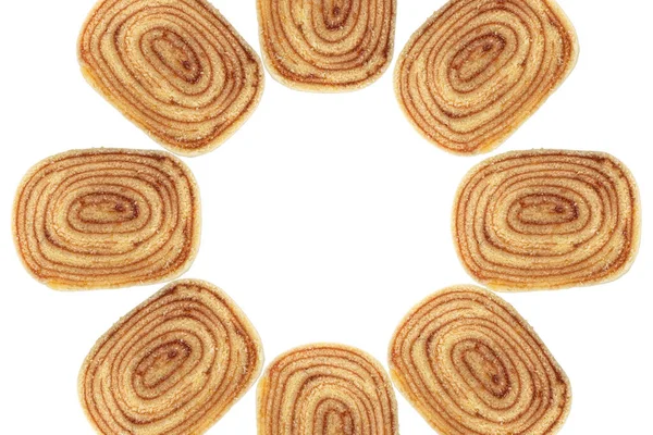 Birkaç dilim bolo de rolo (rulo kek) bir daire _ üstü görünümü oluşturur (beyaz arkaplan).