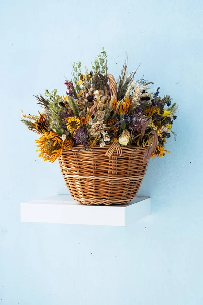 Cesto Vimini Con Bellissimi Fiori Secchi Una Mensola Bianca Arredo — Foto Stock