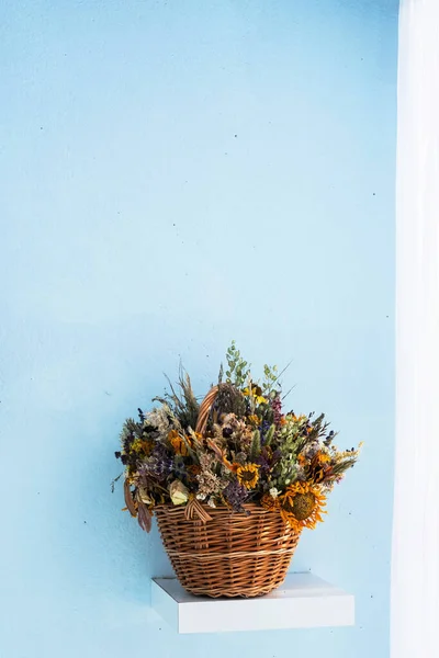 Rieten Mandje Met Mooie Gedroogde Bloemen Een Witte Plank Moderne — Stockfoto