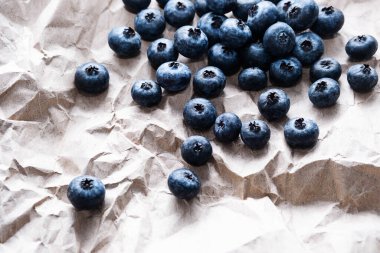 Kahverengi el işi kağıdının üzerinde organik, olgun yaban mersini, yakın plan, uzayı kopyala. Sağlıklı atıştırmalıklar, yemek geçmişi.