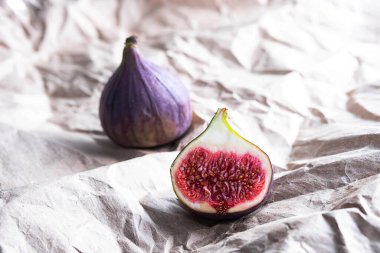 Taze, olgun incirler, kahverengi el işi kağıdının üzerinde. Minimalizm, boşluğu kopyala.