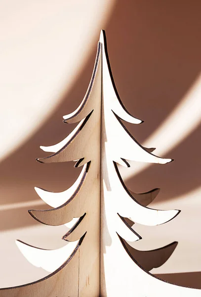 Tahta Noel ağacı. Çevre dostu tatil konsepti. Yaratıcı minimalist kompozisyon.