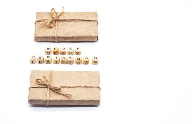 Mutlu Noeller. Tahta küplerden yapılmış, hediye kutuları, kahverengi el işi kağıtları. Minimalizm tarzı, düz yatış.