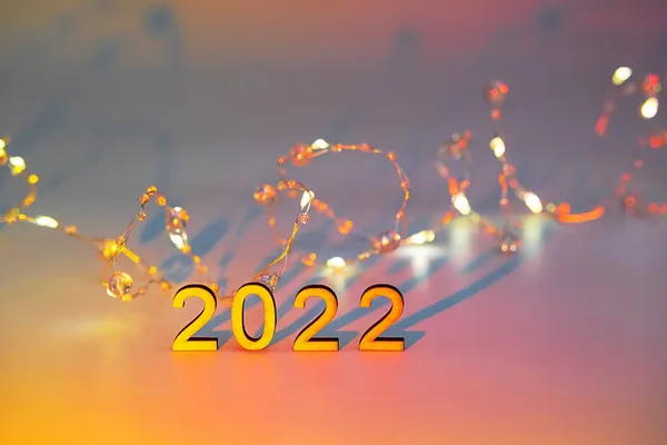 2022年 有阴影的数字 背景五彩斑斓 新年佳节的概念 简约主义风格 复制空间 — 图库照片