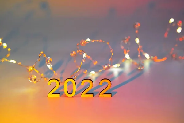 2022 - gölgeli sayı, renkli arkaplan. Yeni yıl konsepti. Minimalizm biçimi, alanı kopyala.