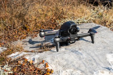 Kemerovo, Rusya - 17 Ekim 2021: DJI 'nin ilk temel atma yapan FPV insansız hava aracı taş yüzeyde kalıyor, açık havada, güneşli sonbahar gününde uçmaya hazır.. 