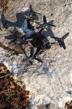 Kemerovo, Rusya - 17 Ekim 2021: DJI 'nin ilk temel atma yapan FPV insansız hava aracı taş yüzeyde kalıyor, açık havada, güneşli sonbahar gününde uçmaya hazır.. 