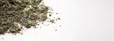 Organik bitkisel çay yaprakları, yakın çekim. Yukarıdan kurumuş çayın bileşimi, boşluğu kopyala.