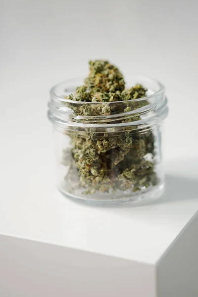 Bourgeon Cannabis Joint Jambage Roulé Sur Une Table Blanche Souche — Photo