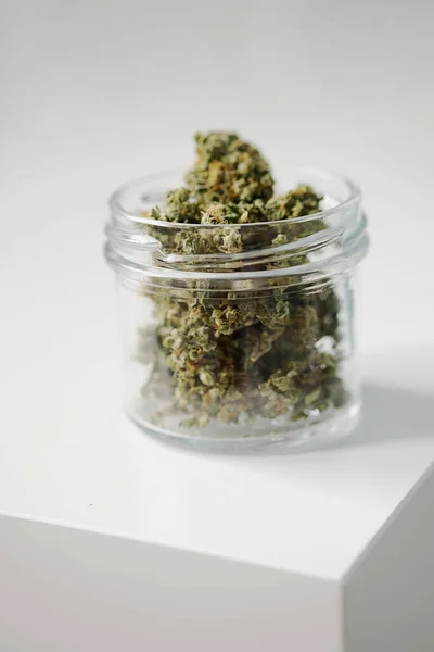 Kenevir tomurcuğu, beyaz masada rulo reçel. Trikomili tıbbi marihuana türü. Ot tomurcuğu, kenevir çiçeği, yakın plan.. 