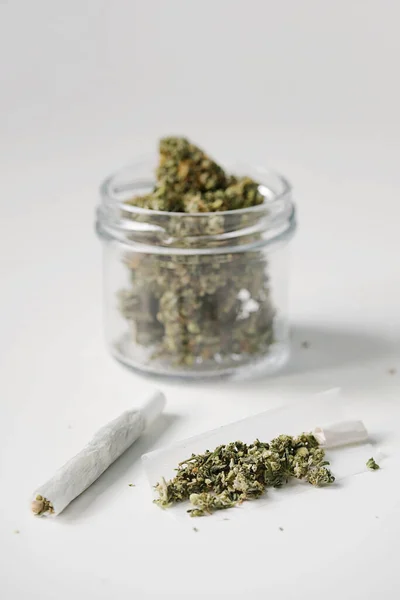 Cannabis Knopp Kardborreknäpp Vitt Bord Medicinsk Marijuanastam Med Trikomer Gräs — Stockfoto