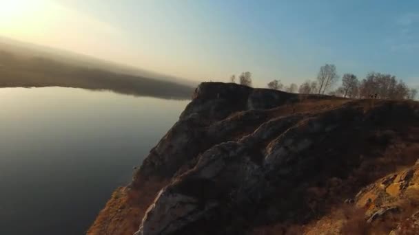 Fpvレースドローンによる高速極端な映画の映像 晴れた日に秋の風景シーン 川の近くの石灰岩の崖 空中風景 — ストック動画