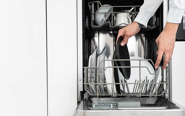 Frau Beim Geschirrspülen Hause Teller Nach Dem Waschen Reinigen Moderne — Stockfoto