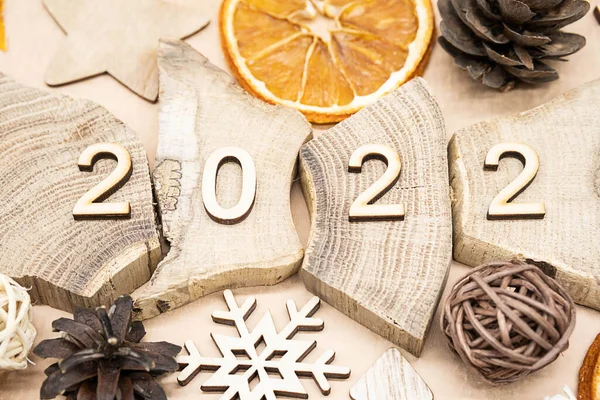 Nieuwjaarscompositienummers 2022 Houten Decoraties Dennenappels Dennenappels Gedroogde Schijfjes Sinaasappels Feestelijke — Stockfoto