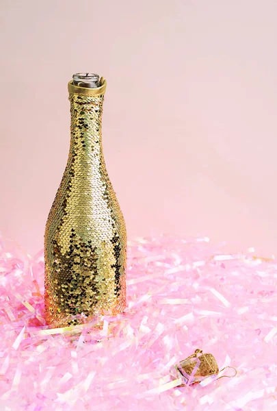 ピンクの背景にシャンパンゴールデンボトル コピースペース 流行の休日の組成 — ストック写真