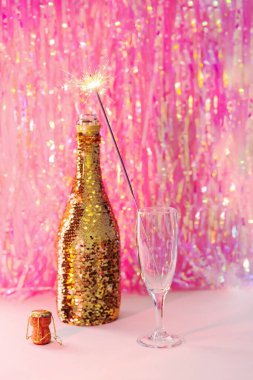Şampanya, altın şişe, şampanya bardaklı maytaplar. Moda tatil kompozisyonu. 