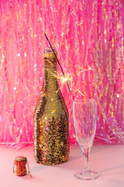 Şampanya, altın şişe, şampanya bardaklı maytaplar. Moda tatil kompozisyonu. 
